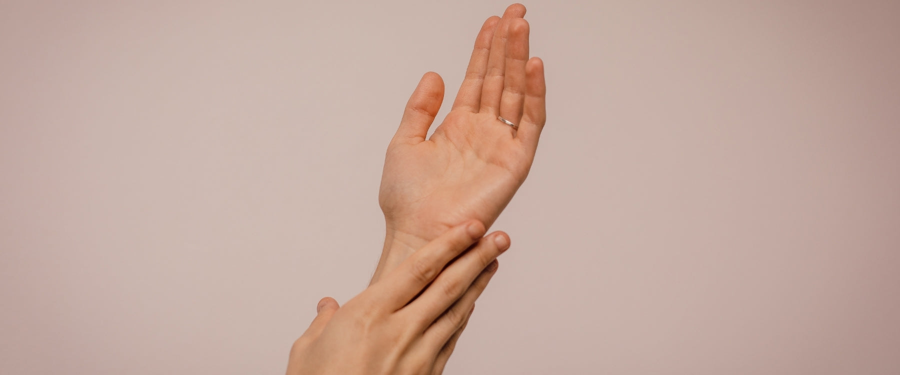 Beschadigde nagels herkennen: verschillen, oorzaken en tips